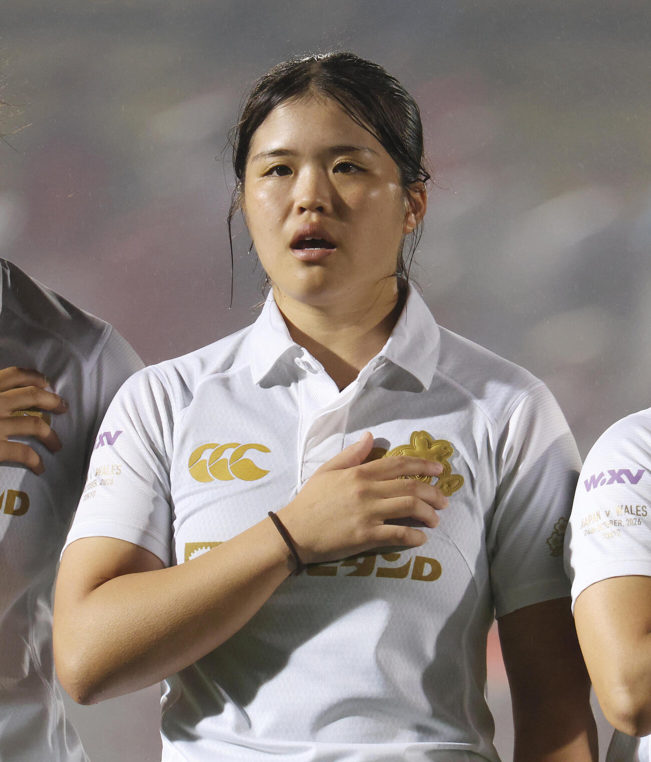 日本対ウェールズ　試合前、君が代斉唱する伊藤ちひろ（撮影・宮地輝）