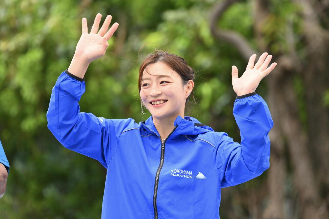 横浜マラソン2026スタート式で手を振る角田夏美さん（撮影・滝沢徹郎）