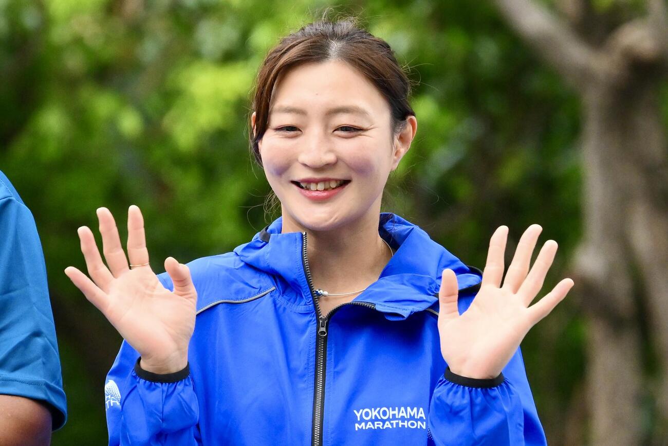 横浜マラソン2026スタート式で手を振る角田夏美さん（撮影・滝沢徹郎）