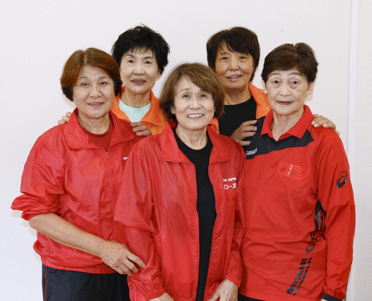 1976年モントリオール五輪のバレーボール女子で金メダルに輝いた元日本代表の（前列左から）吉田（旧姓高柳）昌子さん、田中（旧姓金坂）克子さん、神白（旧姓飯田）高子さん。（後列左から）池田（旧姓矢野）広美さん、西川（旧姓横山）樹理さん＝横浜市(共同)