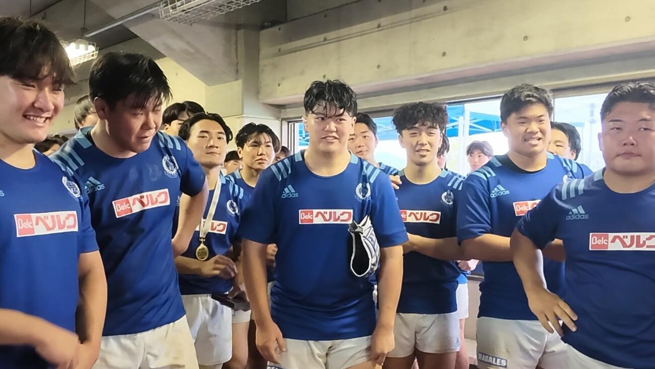 東海大対流通経大　試合後に東海大・木村季由監督から「今日はイシマッちゃんのおかげだな！」と大きな貢献を指摘され、はにかむ石松晃治（中央）