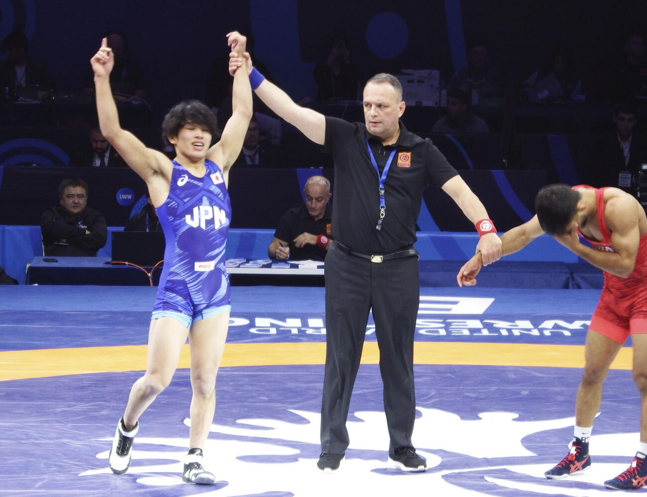 男子グレコローマン60キロ級で優勝し、勝ち名乗りを受ける五味虹登＝アスタナ（共同）