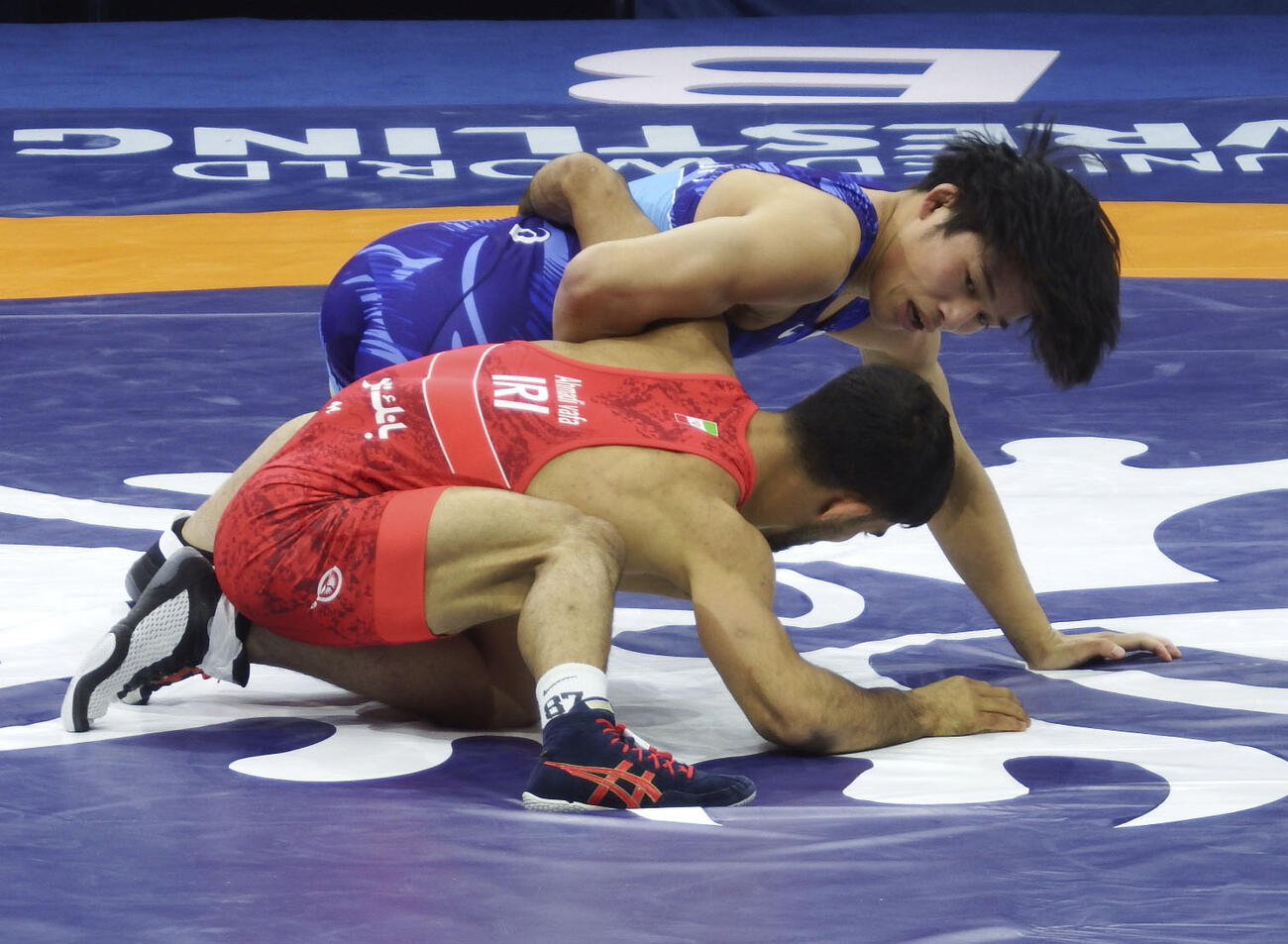 男子グレコローマン60キロ級決勝でイラン選手（手前）を攻める五味虹登＝アスタナ（共同）
