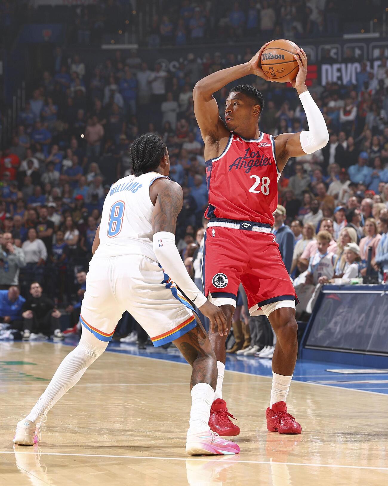 サンダー戦でパスを狙うクリッパーズの八村＝オクラホマシティー（NBAE・ゲッティ＝共同）
