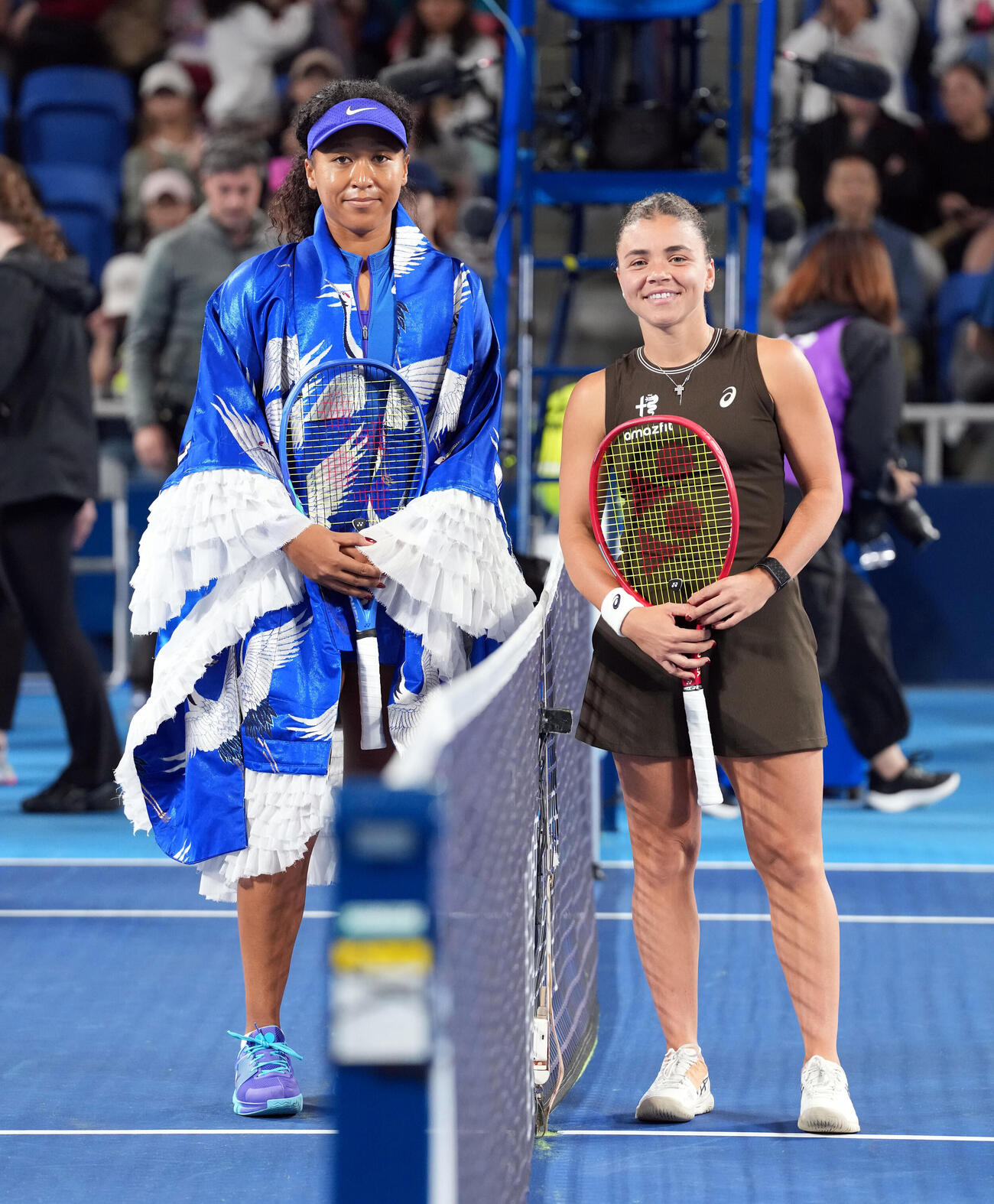 試合前、ジャスミン・パオリーニ（右）と記念撮影に納まる大坂なおみ（撮影・たえ見朱実）
