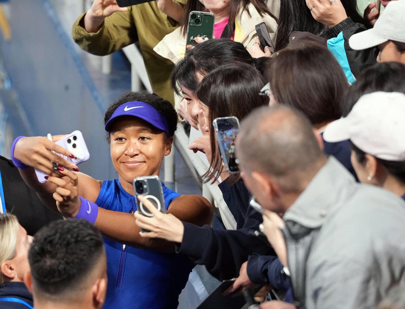 ジャスミン・パオリーニに勝利しファンと記念写真に納まる大坂なおみ（撮影・たえ見朱実）