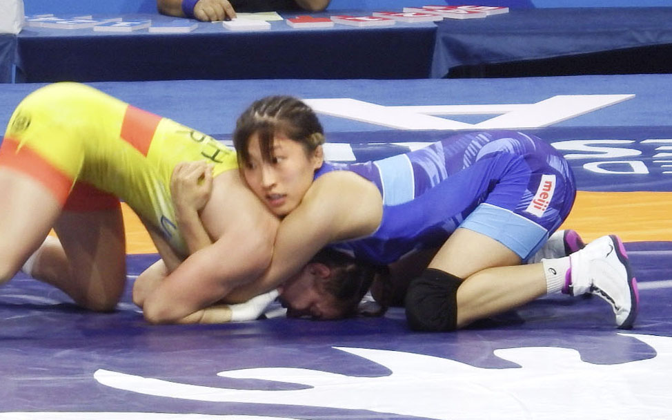 女子50キロ級2回戦でウクライナ選手（左）を攻める須崎優衣（共同）