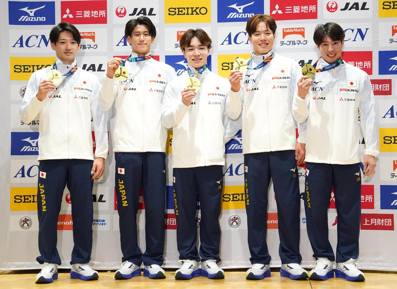 体操世界選手権の帰国会見に臨んだ左から前田楓丞、橋本大輝、岡慎之助、川上翔平、土井陵輔（撮影・栗林真菜）＝2026年10月28日