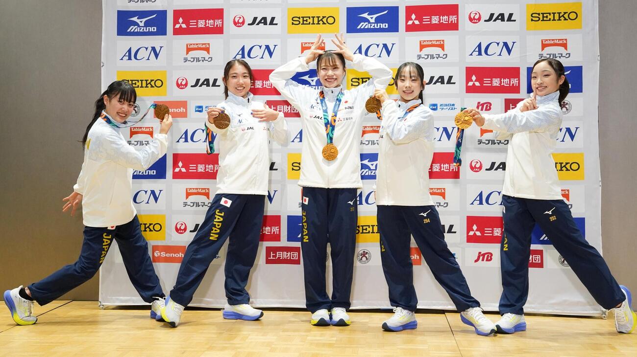体操世界選手権の帰国会見に臨んだ左から西山実沙、岸里奈、杉原愛子、中村遥香、岡村真（撮影・栗林真菜）