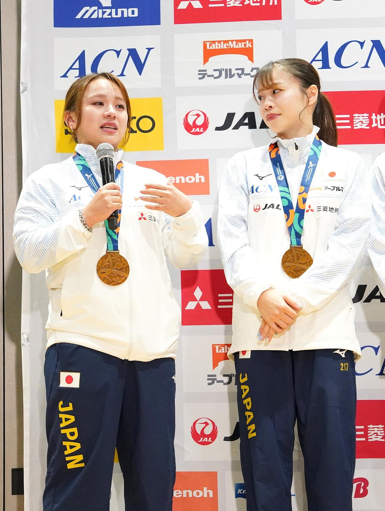 体操世界選手権の帰国会見で、団体銅メダルの獲得に感極まる村上茉愛強化本部長（左）と杉原愛子（撮影・栗林真菜）