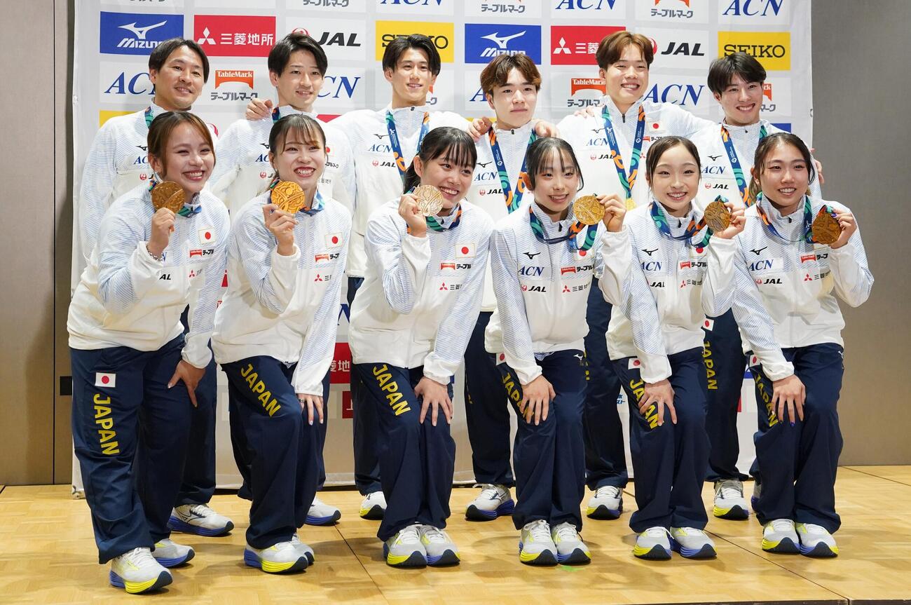 前列左から村上茉愛強化本部長、杉原愛子、西山実沙、中村遥香、岡村真、岸里奈、後列左から村田憲亮強化本部長、前田楓丞、橋本大輝、岡慎之助、川上翔平、土井陵輔（撮影・栗林真菜）