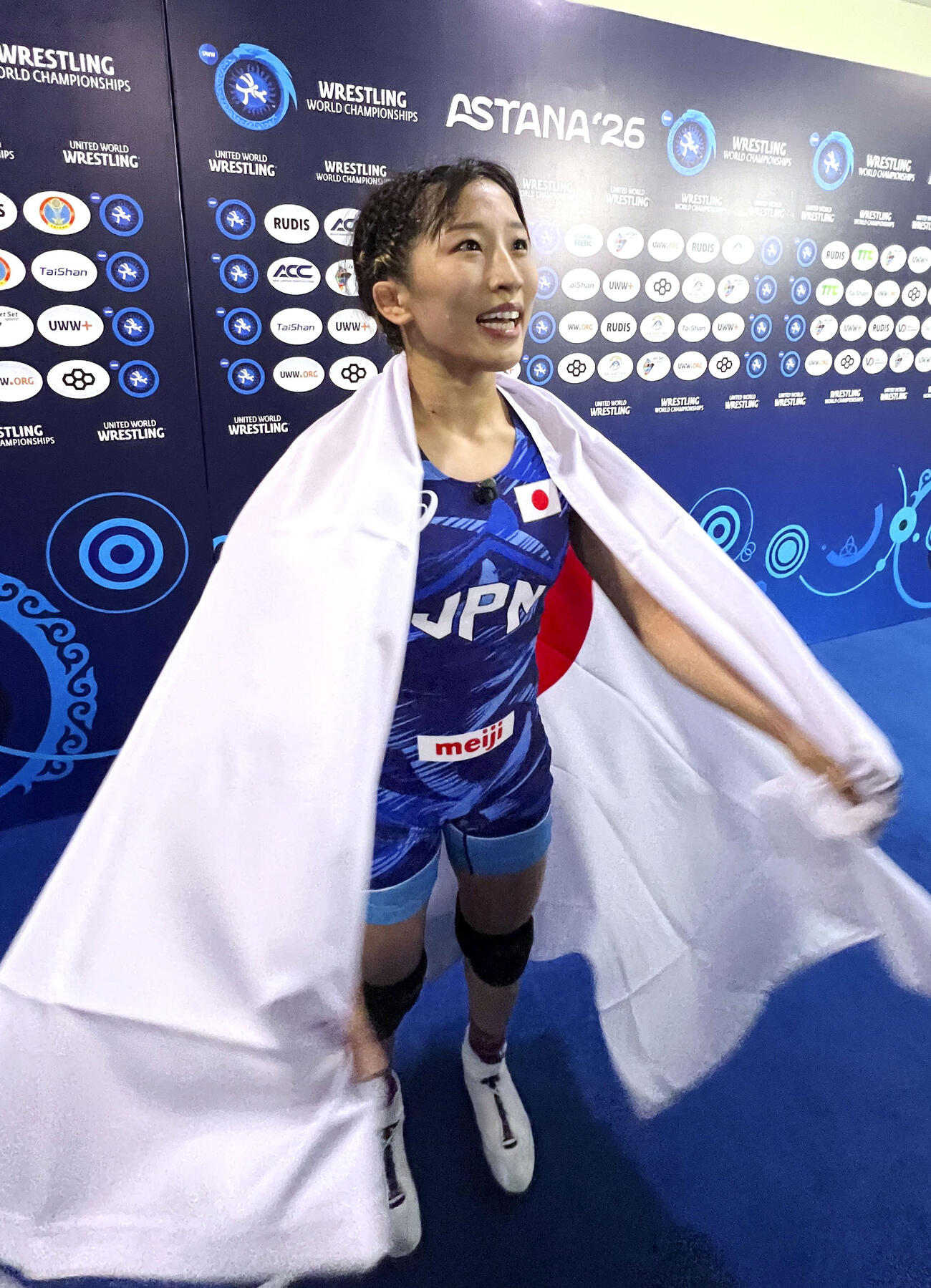 女子50キロ級で優勝し取材に応じる須崎優衣（共同）