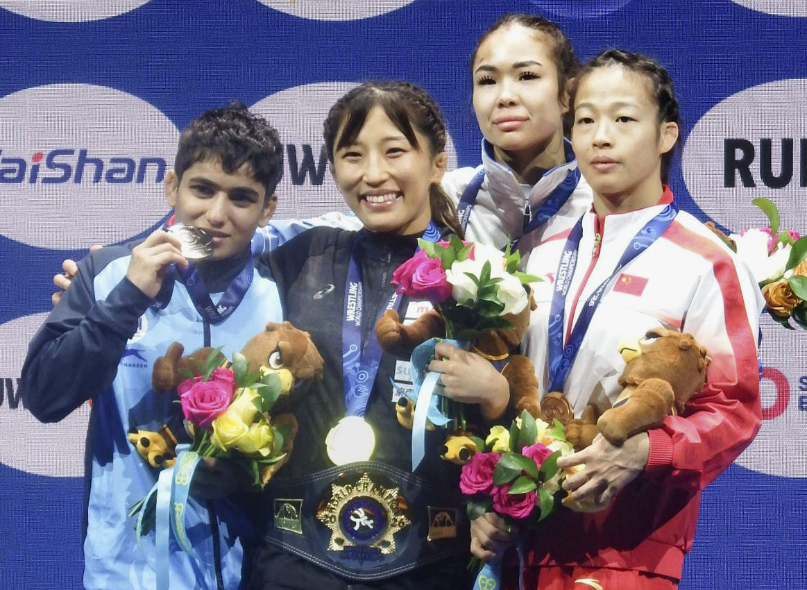 女子50キロ級で優勝し表彰式で笑顔の須崎優衣（左から2人目）＝アスタナ（共同）