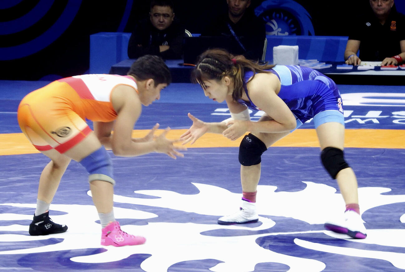 女子50キロ級決勝でインド選手（左）と対戦する須崎優衣＝アスタナ（共同）