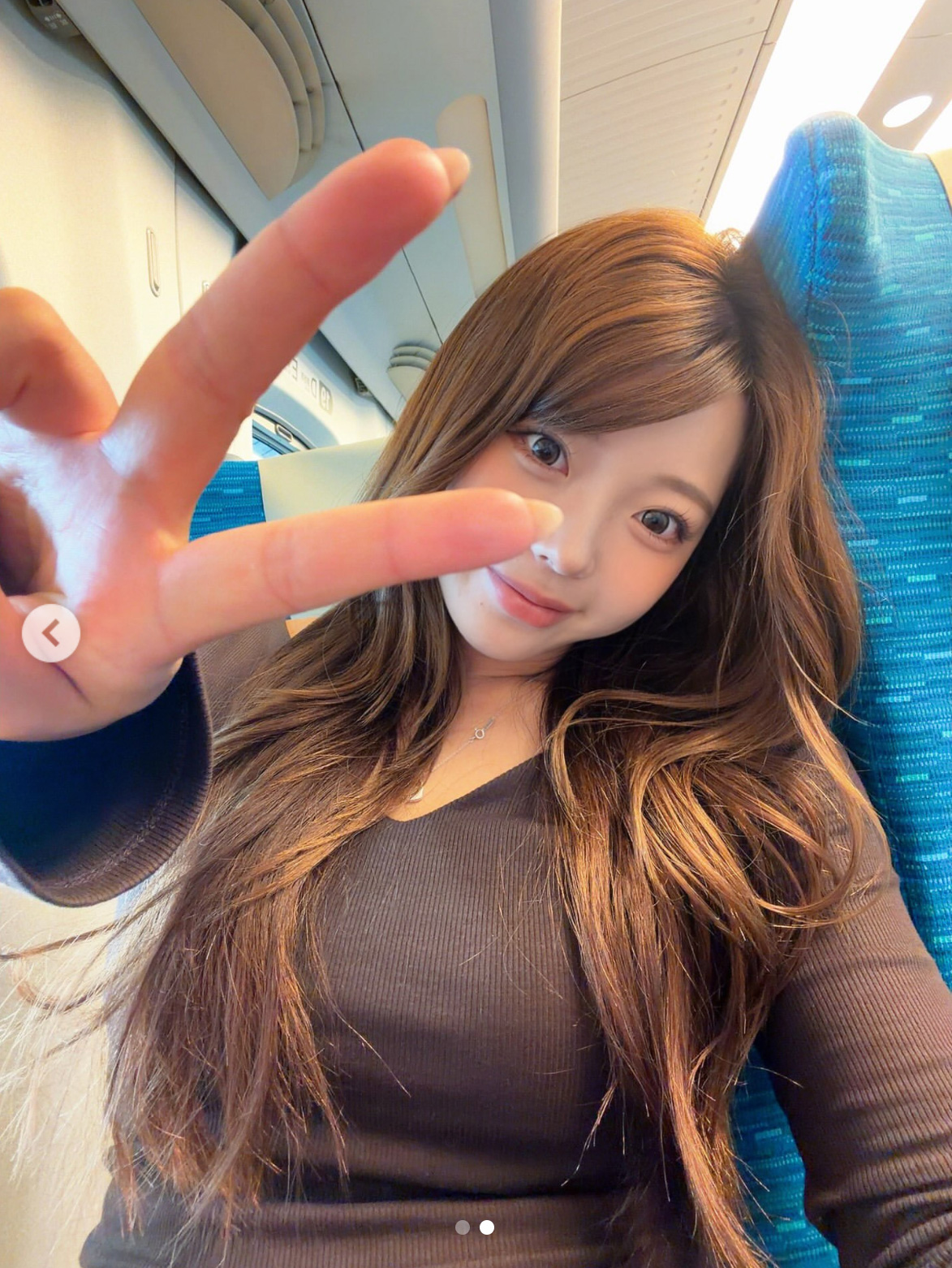自撮りで撮影する衣笠乃愛（インスタグラムから）
