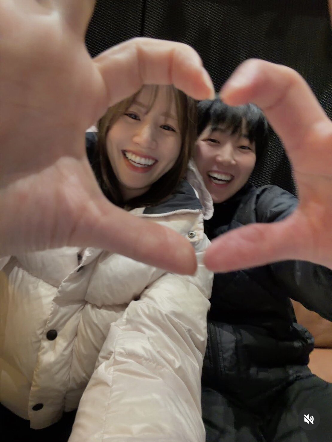 笑顔で納まる、右から志田千陽、山口茜（インスタグラムから）
