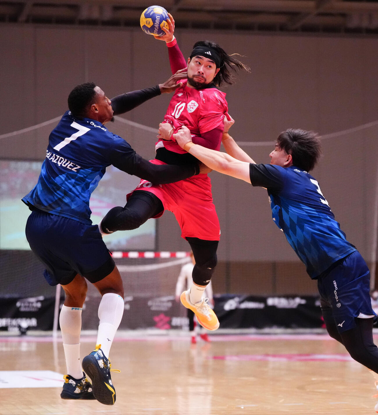 ジークスター東京対豊田合成名古屋　前半、厳しいマークを受けるジークスター東京水町孝太郎（中央）（撮影・鈴木みどり）
