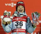 ジャンプ女子で銀メダルを獲得し、セレモニーで笑顔の伊藤(AP)
