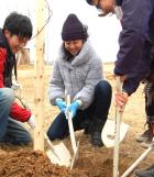 気仙沼市を訪問し植樹をする浅田