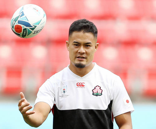 サモア戦の前日練習で笑顔を見せる田村優