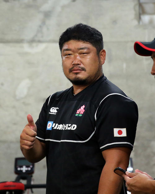 サムアップする長谷川コーチ