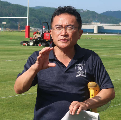 完成した新スタジアムについて説明する釜石市ラグビーＷ杯2019推進本部事務局の増田久士さん