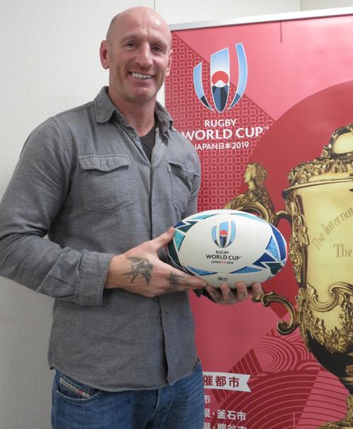 W杯日本大会の公式ボールを手にするガレス・トーマス氏(撮影・峯岸佑樹)