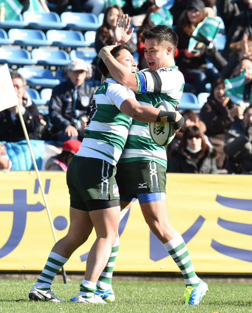 15年12月、ラグビートップリーグでトライを決めたNECのSH茂野海人(左)はSO田村優に祝福される