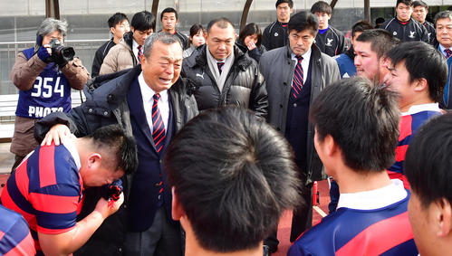 17年、大学選手権準々決勝で明大に敗れ選手をねぎらう京産大の大西健監督(左から2人目)