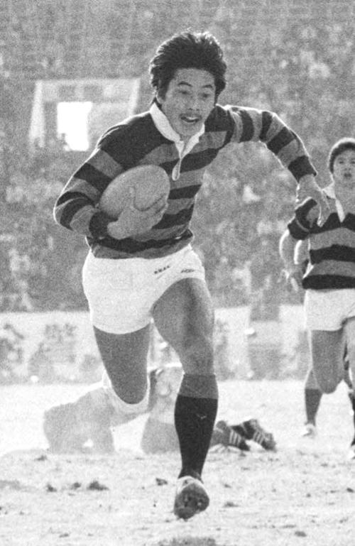 85年1月、大学選手権決勝の同大-慶大戦で先制トライを挙げる同大の平尾誠二