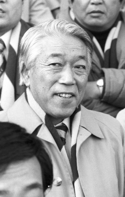83年1月、日本選手権の新日鉄釜石－同大戦を見つめる同大・岡仁詩部長