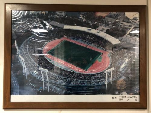 ラグビー協会に飾られている国立競技場が超満員だった時の空撮写真