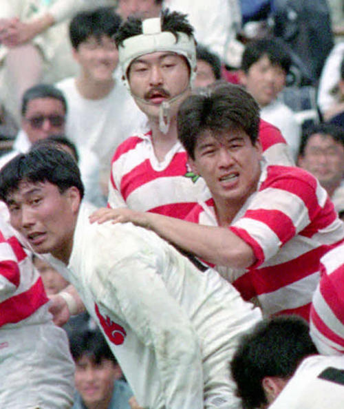 89年、日本代表戦で十字型ヘッドキャップを着けプレーする林敏之（後方中央）