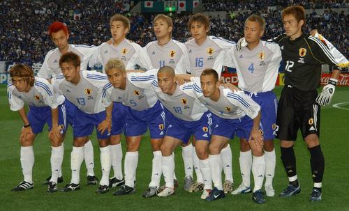 02年、W杯日韓大会のベルギー戦を前に集合写真撮影を行う森岡隆三(後列右から2人目)