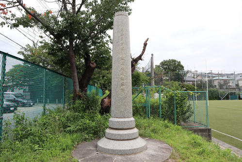 慶大日吉グラウンドにある「ラグビー発祥の地」の記念碑