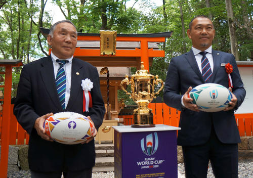 6月17日、W杯優勝国に贈られるエリスカップの前で記念撮影する坂田関西協会会長（左）と元日本代表の元木アンバサダー