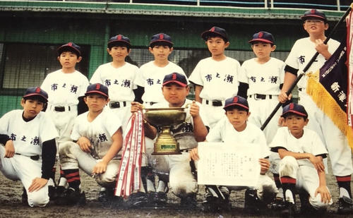 少年野球で活躍した稲垣啓太（前列中央）