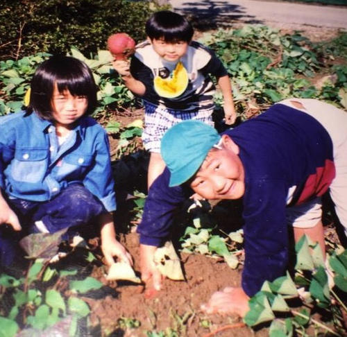 4歳の時に友人と芋掘りする稲垣啓太（右）