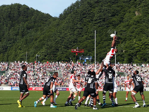 後半、ラインアウトを成功させる日本代表の選手たち(撮影・狩俣裕三)