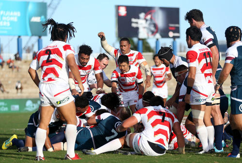 日本対米国 前半、モールからリーチが先制トライを決めたことをアピールする日本代表の選手たち(撮影・狩俣裕三)