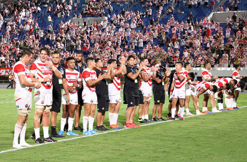 南アフリカ戦後、観客にあいさつする日本代表選手たち(2019年9月7日撮影)