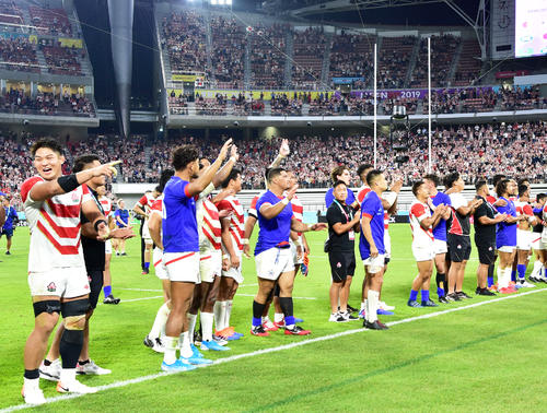 サモアに快勝した日本代表はサモア選手とともに客席へ向けあいさつする(撮影・清水貴仁)