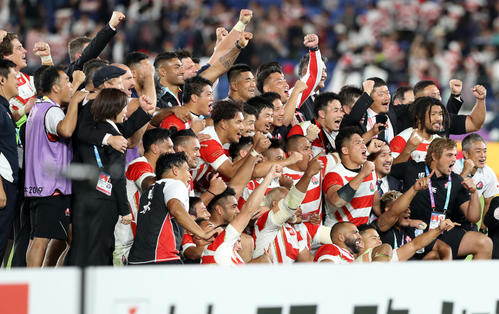 決勝トーナメント進出を決め、記念撮影する日本代表の選手たち（撮影・狩俣裕三）