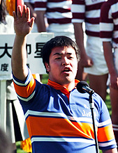 開会式で選手宣誓をする札幌山の手の石山主将