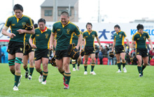 泣きながら引き揚げる四日市農芸フィフティーン
