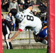 後半１２分、相手タックルを引きずりながらトライを決める天理ＮＯ８竹内