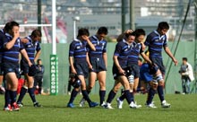 敗戦に肩を落として引き揚げる岡谷工フィフティーン(撮影・上田博志)
