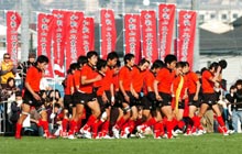 応援団にあいさつ後、引き揚げる和歌山工フィフティーン(撮影・奥田泰也)