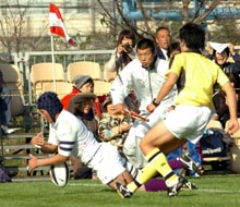 前半、平工フッカー川又(左)が拾い右中間にトライする(撮影・奥田泰也)