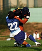 後半、関商工プロップ桜井(右)がタックルされる(撮影・奥田泰也)